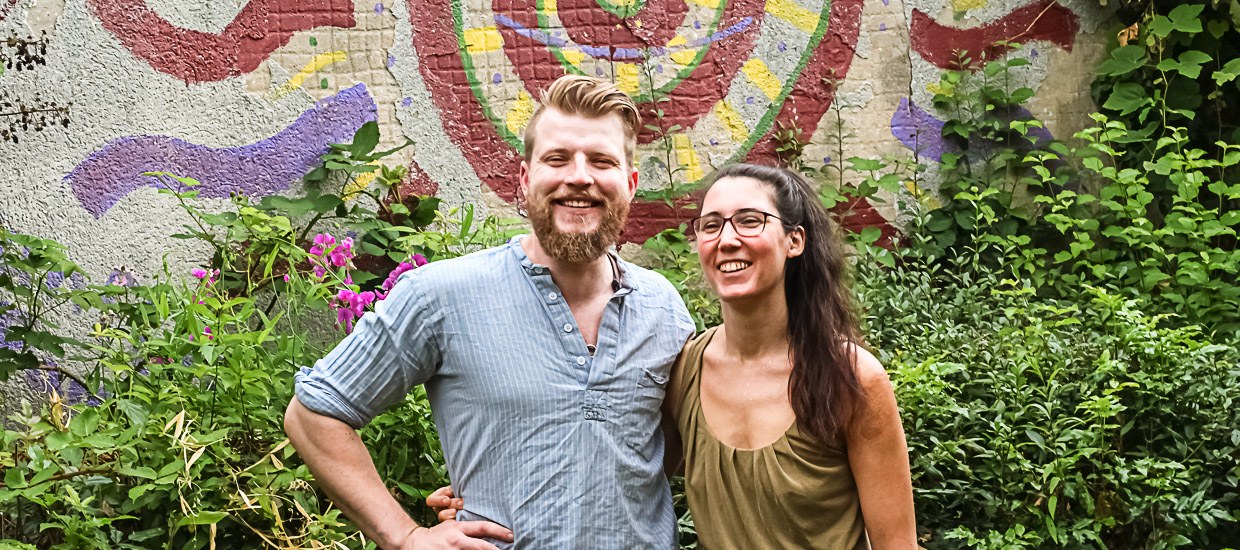 Leon und Vanessa Ahlers vor der Mandala-Wand im LebensGarten — persönliche urkosmetische Beratung